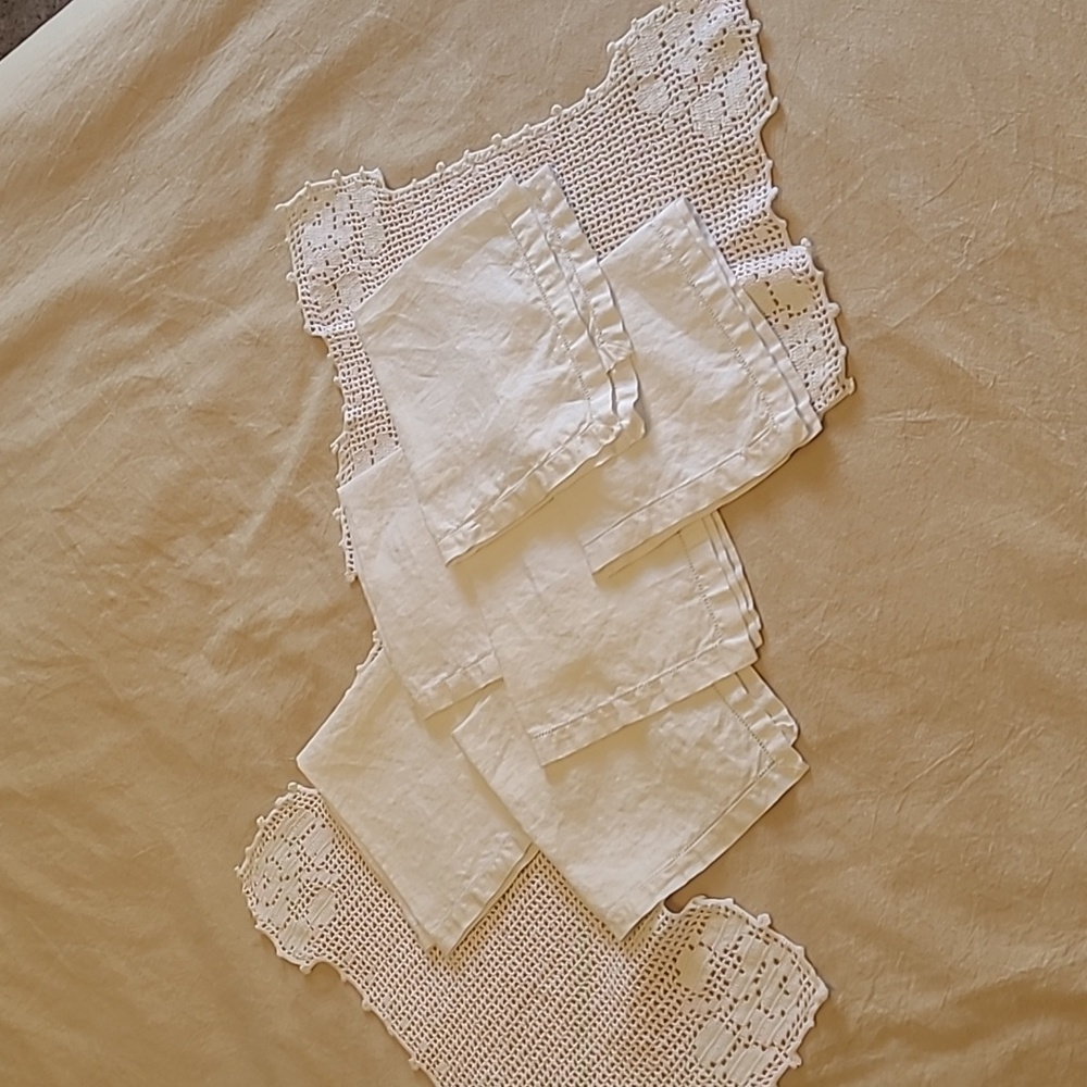 6 linen vintage napkins with two doilies